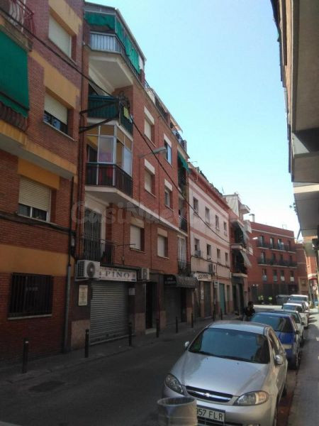 Se vende Piso OKUPADO en Valenti Escalas 28 Santa Coloma de Gramenet, (Barcelona).