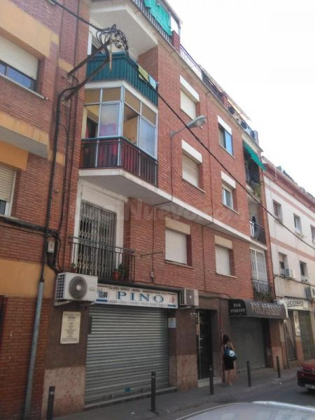 Se vende Piso OKUPADO en Valenti Escalas 28 Santa Coloma de  - foto 2