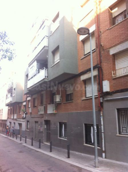 Se vende piso OKUPADO en Sant Hilari Sacalm 36 de Badalona, Barcelona.