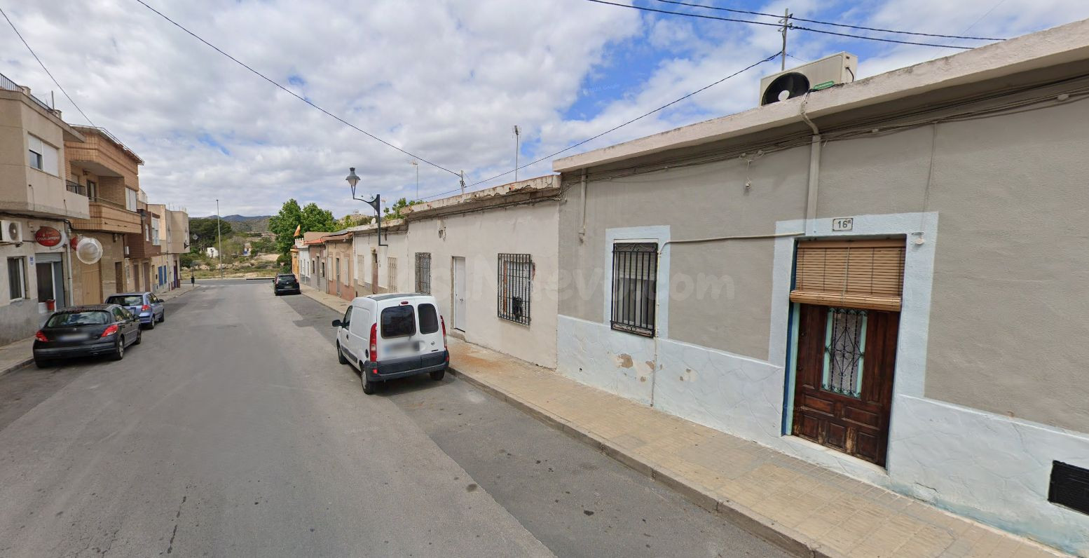 Se vende Casa OKUPADA en Nieves 16 Elda, (Alicante/Alacant). - foto 2