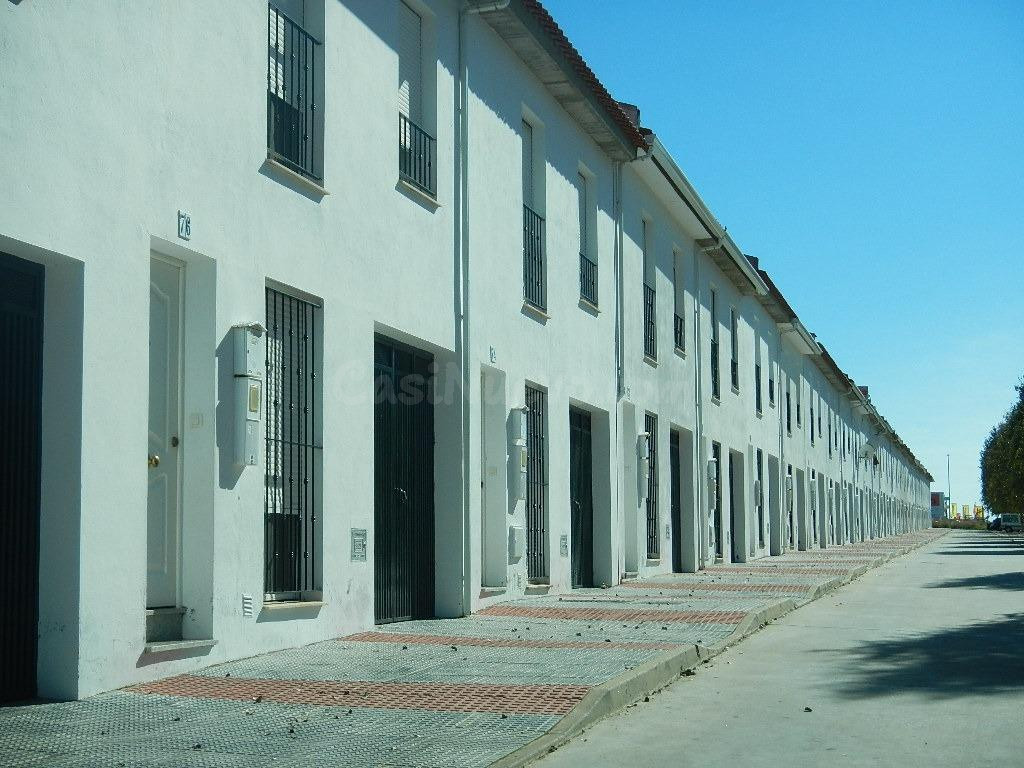 Se vende Casa Adosada OKUPADA en Avenida Avenida Badajoz 28 Llerena, (Badajoz).