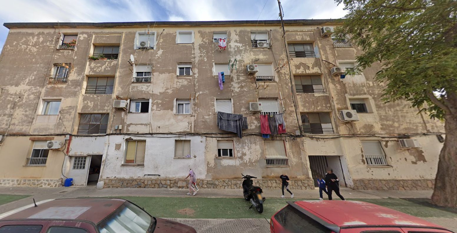 Se vende Piso OKUPADO en San Isidoro 14 Cartagena, (Murcia). - foto 2
