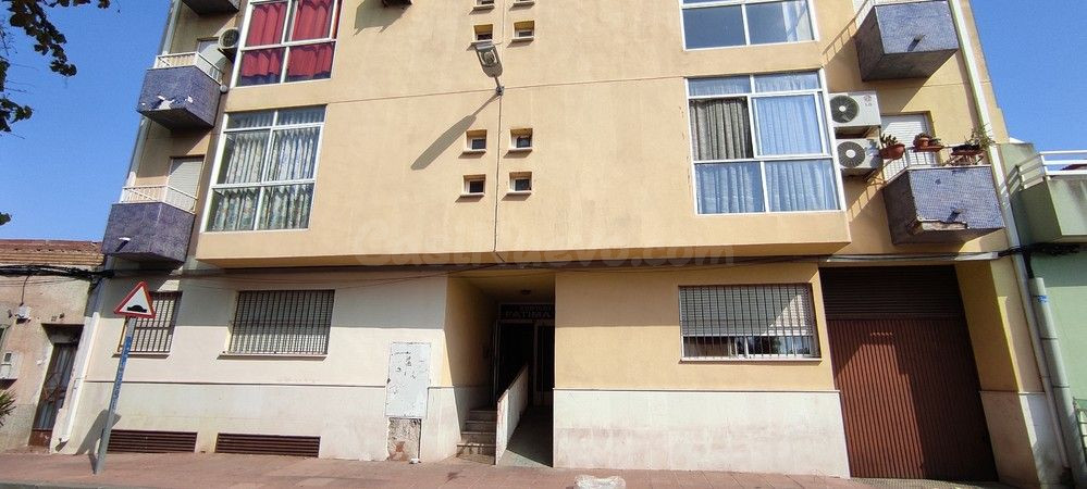 Se vende Piso OKUPADO en Calle Calle Carril Torre Ibañez 25  - foto 2