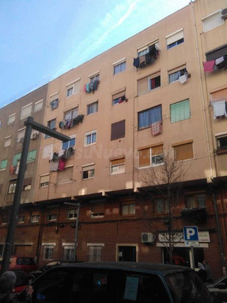 Se vende Piso OKUPADO en Napols 31 de Badalona, Barcelona. - foto 2