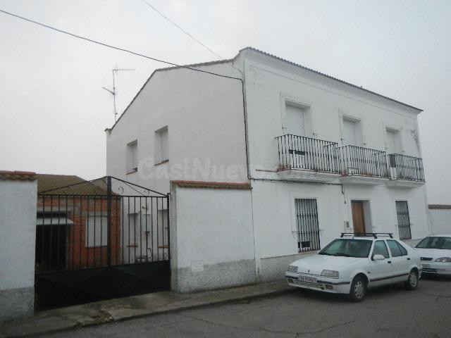 Se vende Casa Adosada OKUPADA en Calle Martires 87 Fuente de Cantos, (Badajoz).