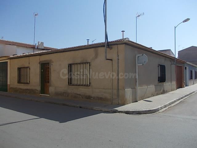 Se vende Casa Adosada OKUPADA en Conde De Las Cabezuelas 26 Socuéllamos, (Ciudad Real).