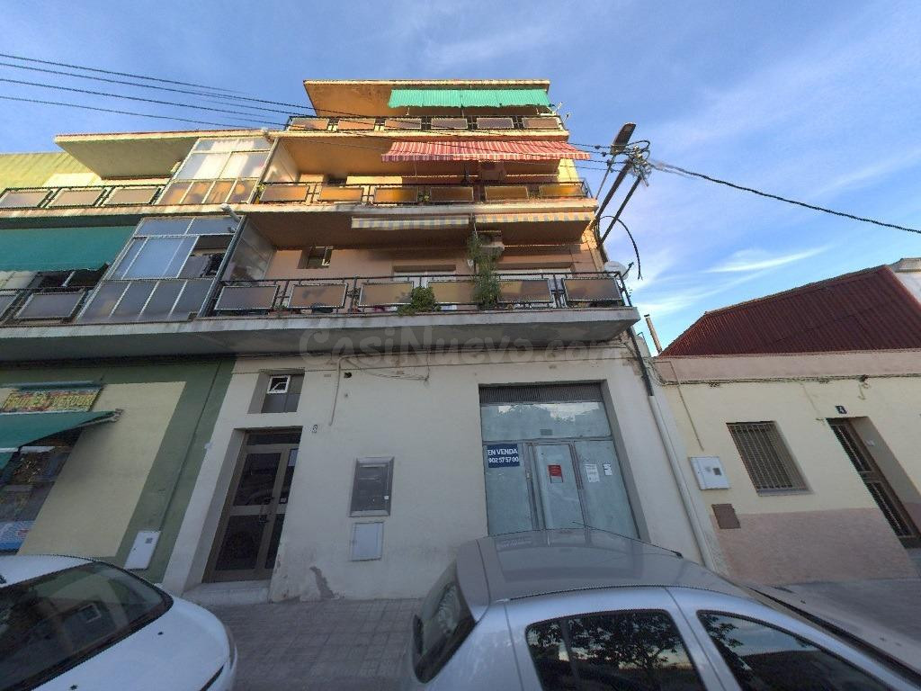 Se vende Local OKUPADO en Noguera Ribagorçana 6-8 Sabadell, (Barcelona).