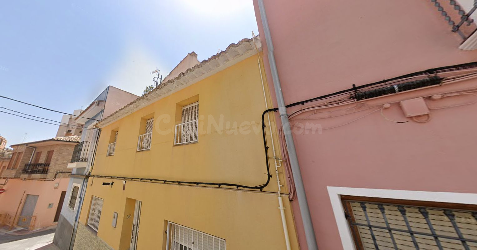 Se vende Casa Adoada OKUPADA en Ramon Y Cajal 19 Sax (Alicante/Alacant).