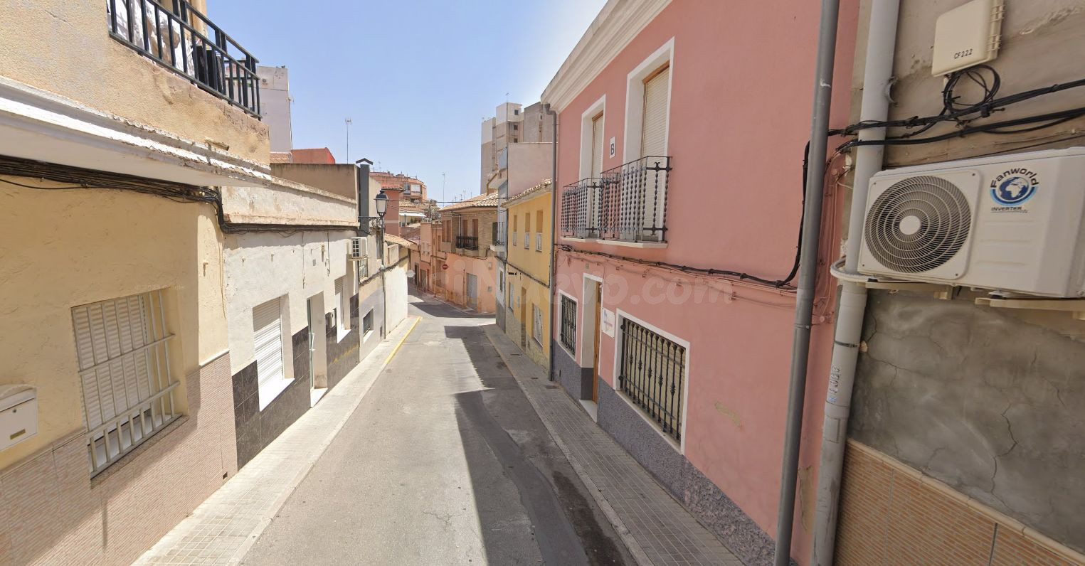 Se vende Casa Adoada OKUPADA en Ramon Y Cajal 19 Sax (Alican - foto 2