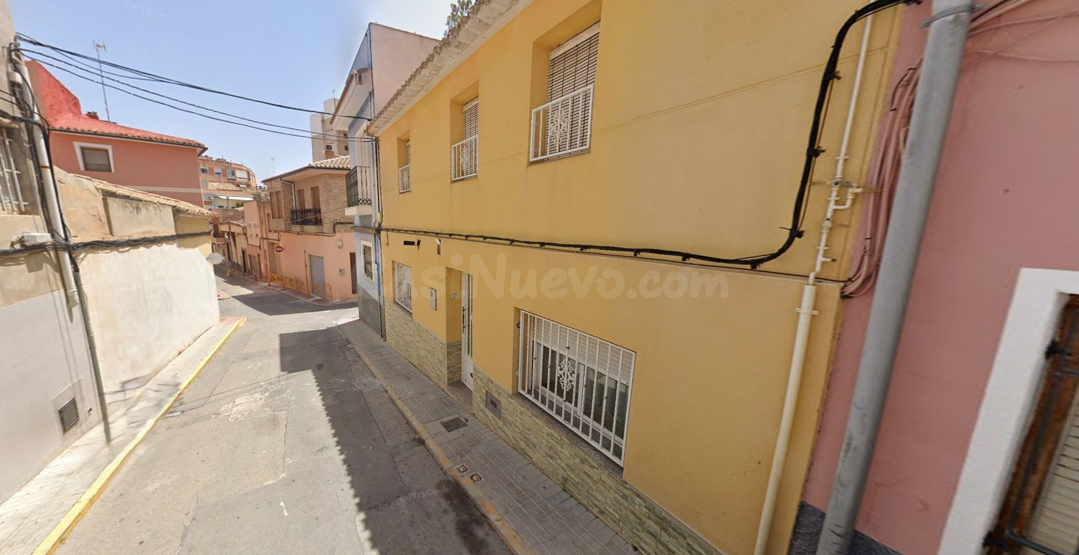 Se vende Casa Adoada OKUPADA en Ramon Y Cajal 19 Sax (Alican - foto 3