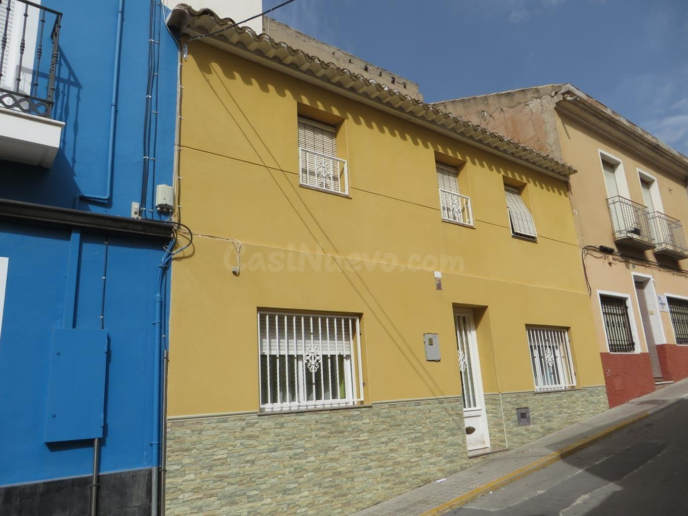 Se vende Casa Adoada OKUPADA en Ramon Y Cajal 19 Sax (Alican - foto 4