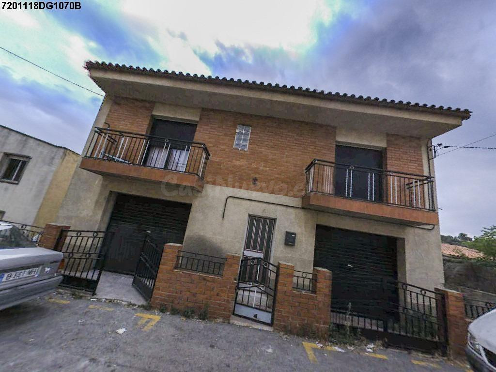 Se vende Casa OKUPADA en Can Santfeliu 27 Terrassa, (Barcelona).