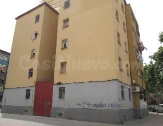 Se vende Piso OKUPADO en Cáceres 14 de Badalona, Barcelona. - foto 2