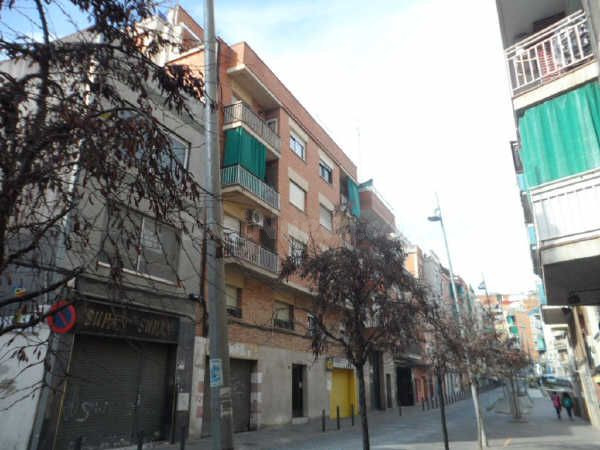 Se vende Piso OKUPADO en Victor Balaguer 33 de Badalona, Bar - foto 2