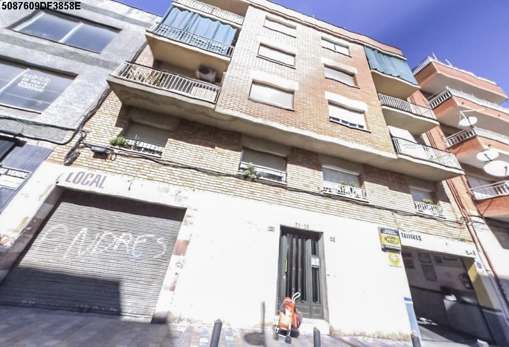 Se vende Piso OKUPADO en Victor Balaguer 33 de Badalona, Bar - foto 4