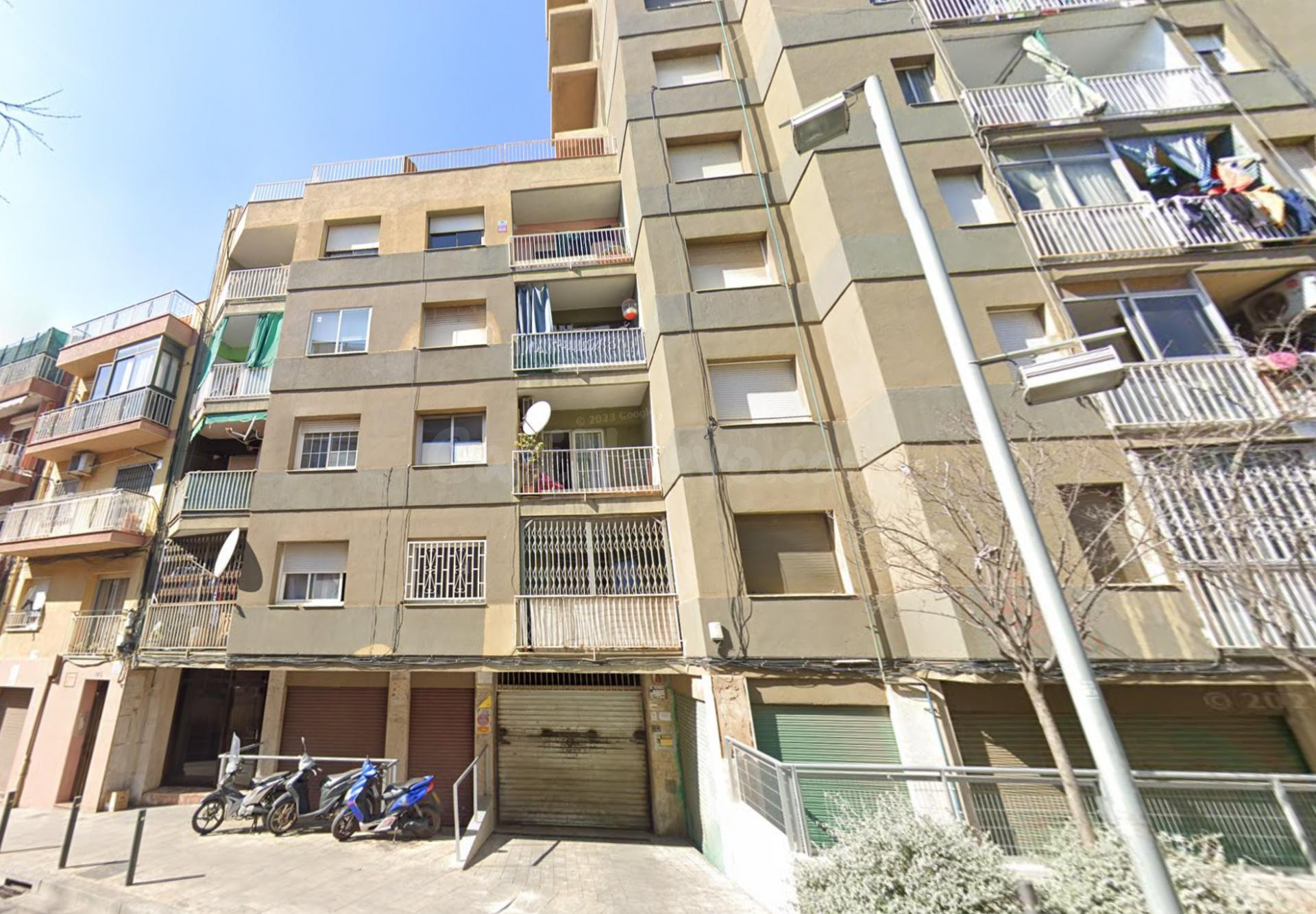 Se vende Piso OKUPADO en Circumval.Lacio 107 Santa Coloma de Gramenet, (Barcelona).