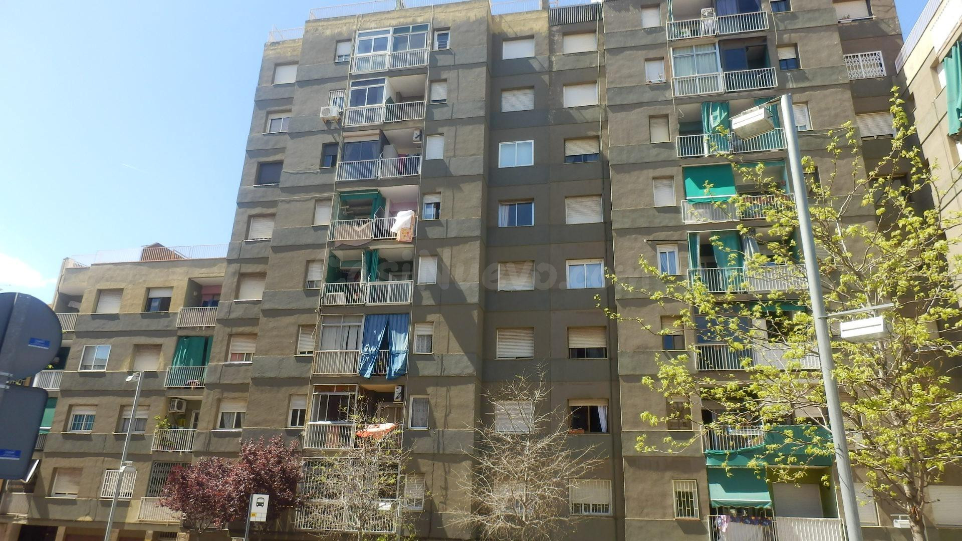 Se vende Piso OKUPADO en Circumval.Lacio 107 Santa Coloma de - foto 4
