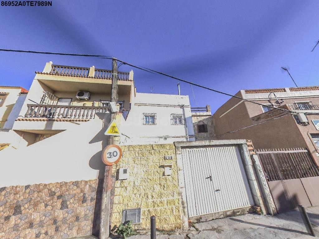 Se vende Casa Adosada OKUPADA en Calle Teruel 228 Algeciras, (Cádiz).