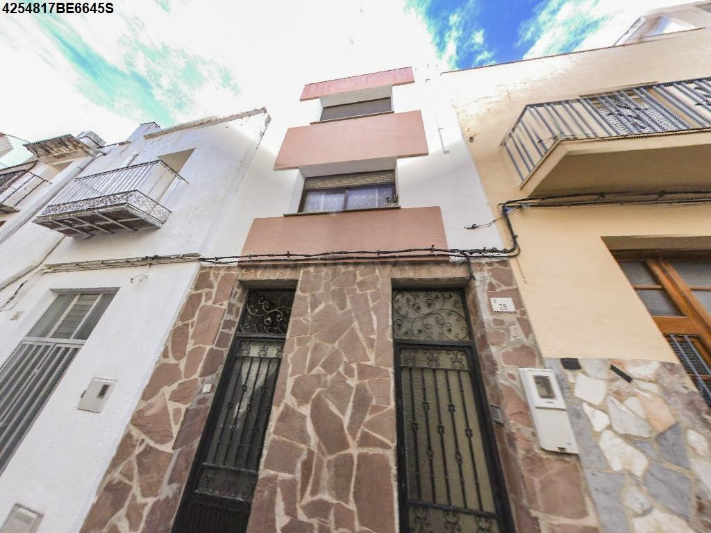 Se vende Casa Adosada OKUPADA en Calle Calle Desamparados 28 Alcalà de Xivert, (Castellón/Castelló).
