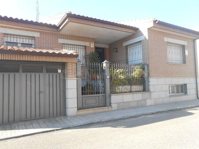 Se vende Casa Adosada OKUPADA en Calle Calle Lisboa 10 Sonseca, (Toledo).