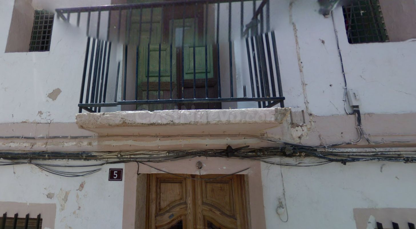 Se vende Casa Adosada OKUPADA en Calle J Berenguer 5 Algimia de Alfara, (Valencia/València).