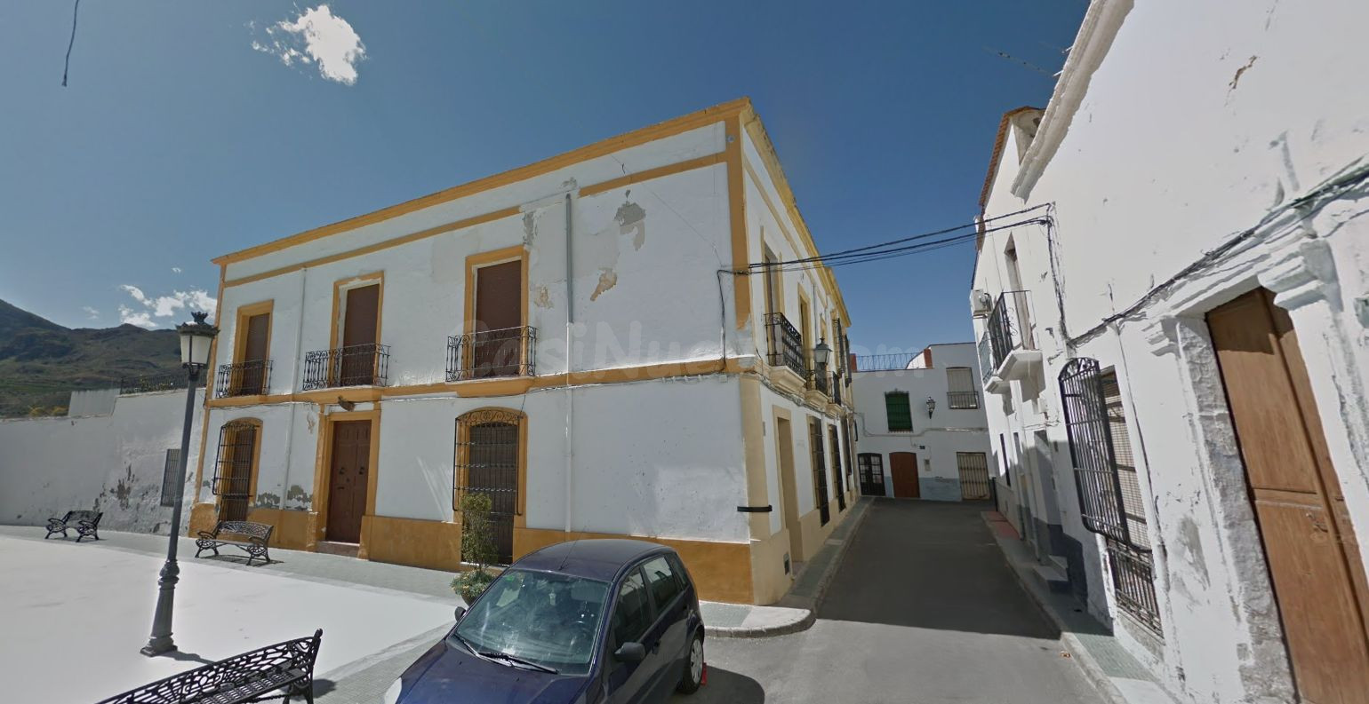 Se vende Casa Adosada OKUPADA en Calle Calle Leonardo Ortega 6 Bentarique, (Almería).
