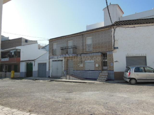 Se vende Casa Adosada OKUPADA en Plaza Plaza Ayuntamiento 24 Láchar, (Granada).
