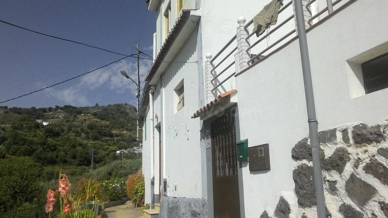 Se vende Piso OKUPADO en Calle Calle S Isidro 36 Teror, (Las Palmas).