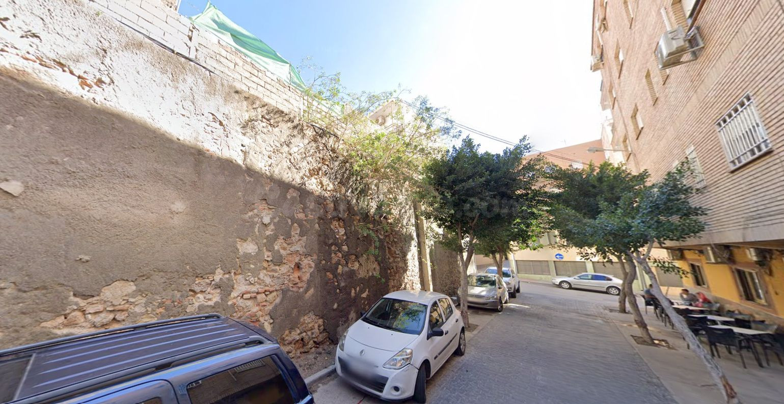 Se vende Piso OKUPADO en CL TRAIÑA 10 Almería, (Almería).