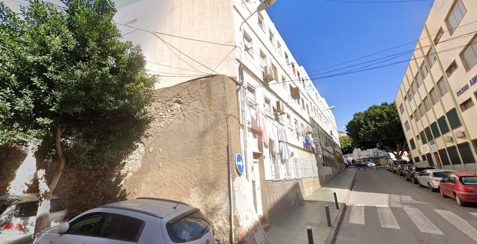 Se vende Piso OKUPADO en CL TRAIÑA 10 Almería, (Almería). - foto 2