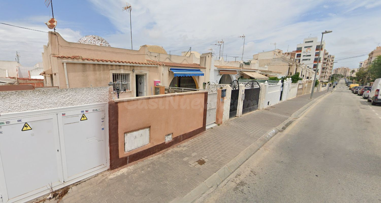 Se vende Casa Adosada OKUPADA en Calle Santa Petra 19 Torrevieja, (Alicante/Alacant).