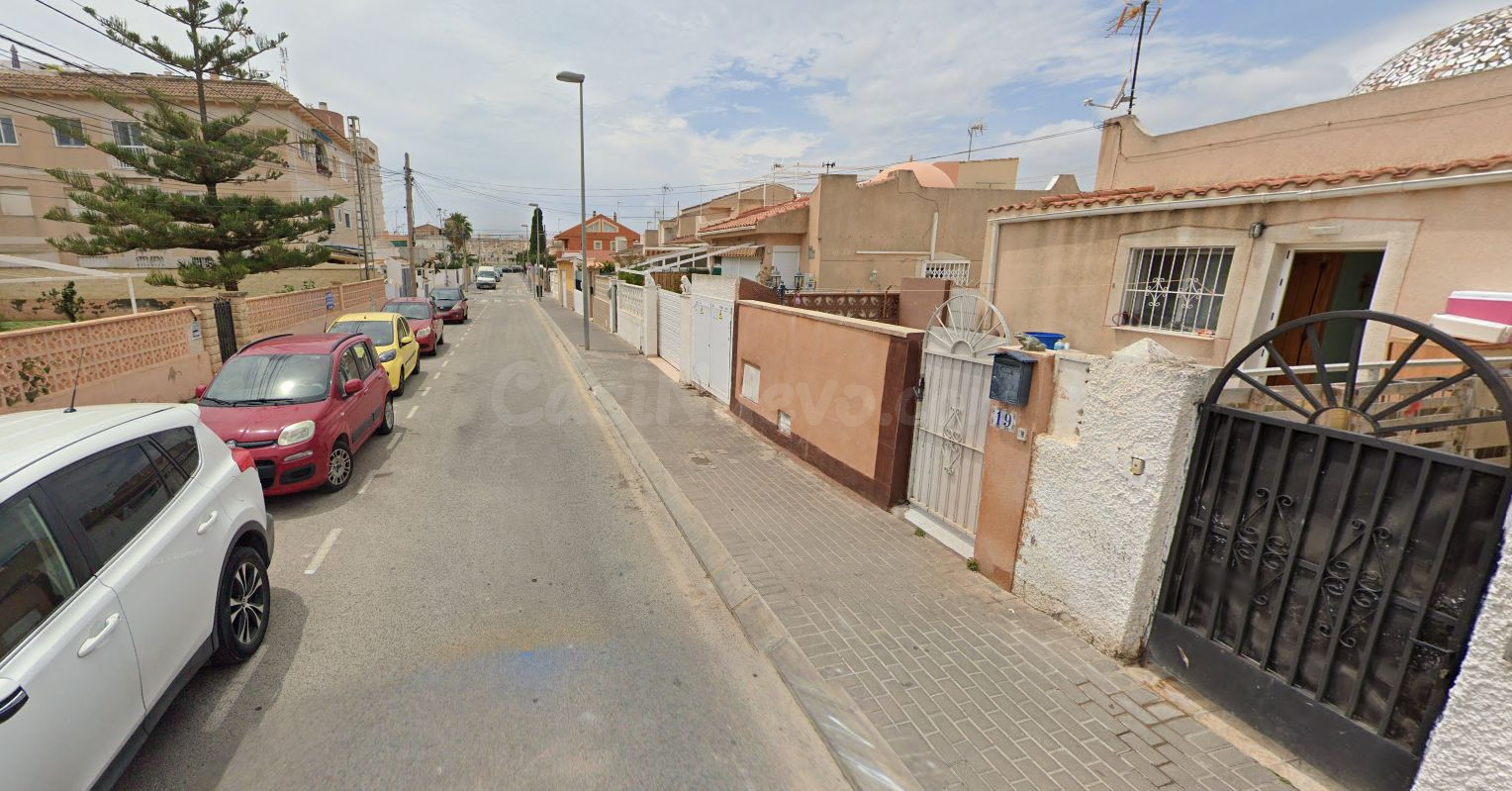 Se vende Casa Adosada OKUPADA en Calle Santa Petra 19 Torrev - foto 2