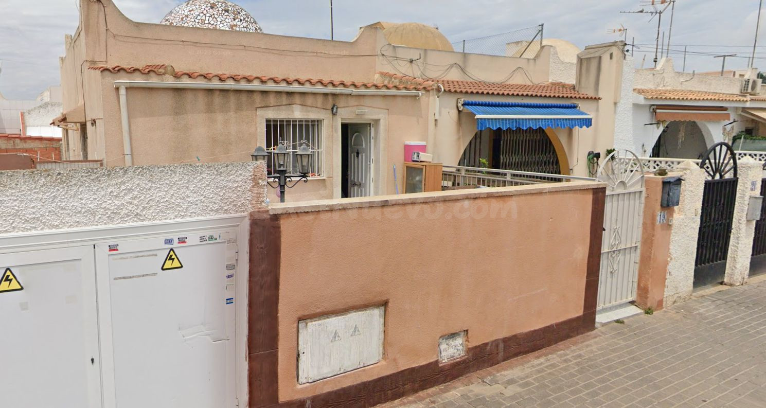 Se vende Casa Adosada OKUPADA en Calle Santa Petra 19 Torrev - foto 3