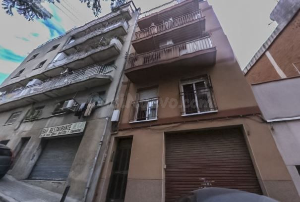 Se vende Piso OKUPADO en Calle Pallaresa 28 de Badalona, Barcelona.