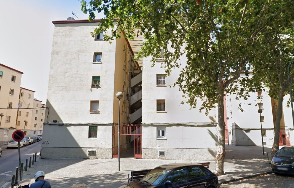 Se vende Piso OKUPADO en Avenida Maresme 159 de Badalona, Barcelona.