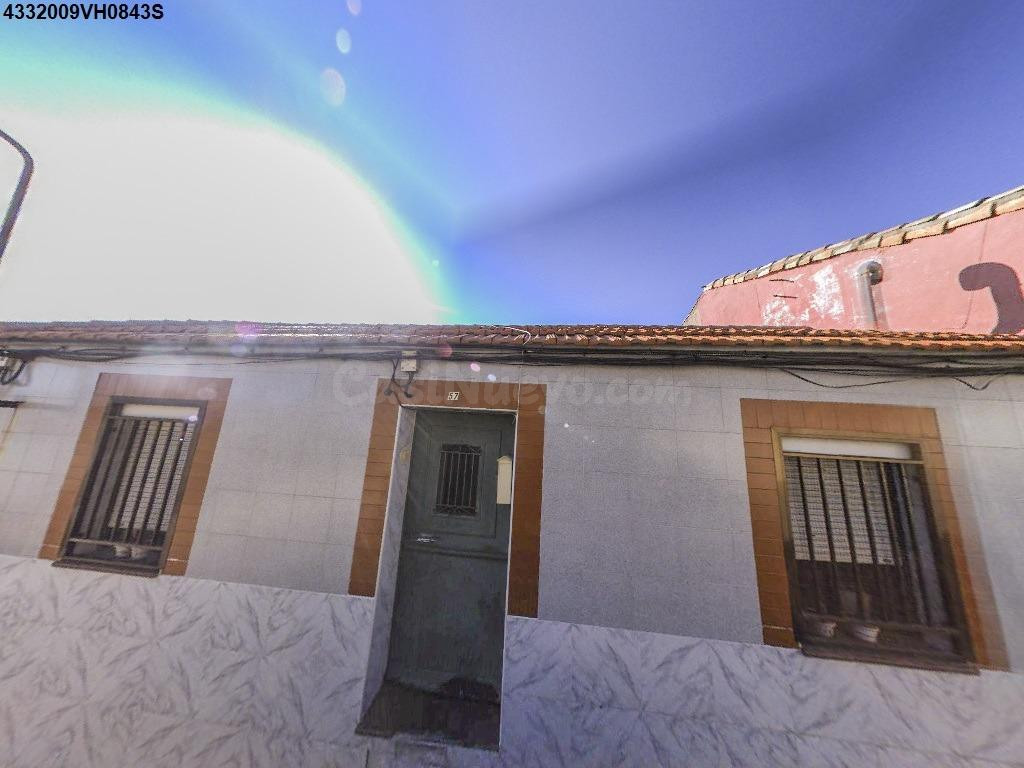 Se vende Casa Adosada OKUPADA en Calle Isabel La Catolica 57 Puertollano, (Ciudad Real).