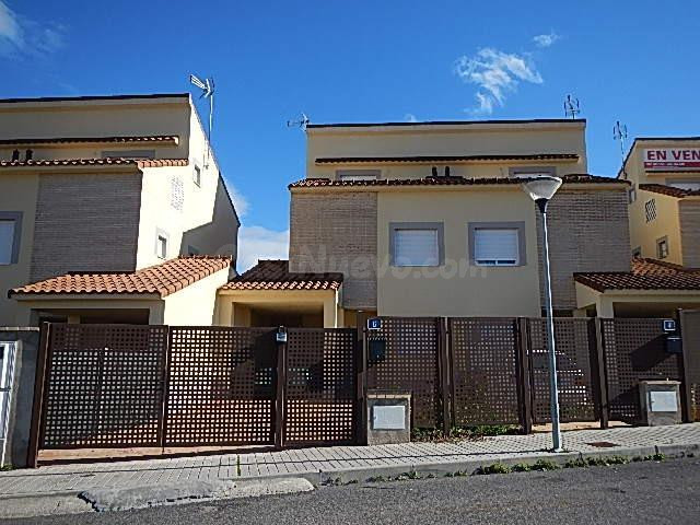 Se vende Casa Adosada OKUPADA en Calle Londres 4 Magán, (Toledo).