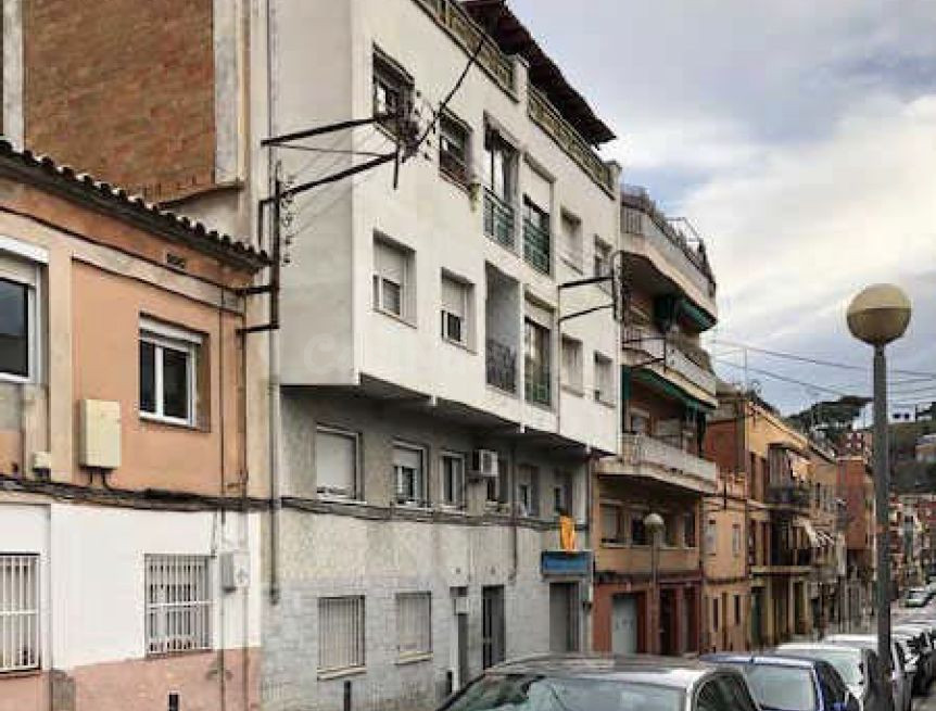 Se vende Piso OKUPADO en Calle de La Masía 54 Montcada i Rei - foto 2