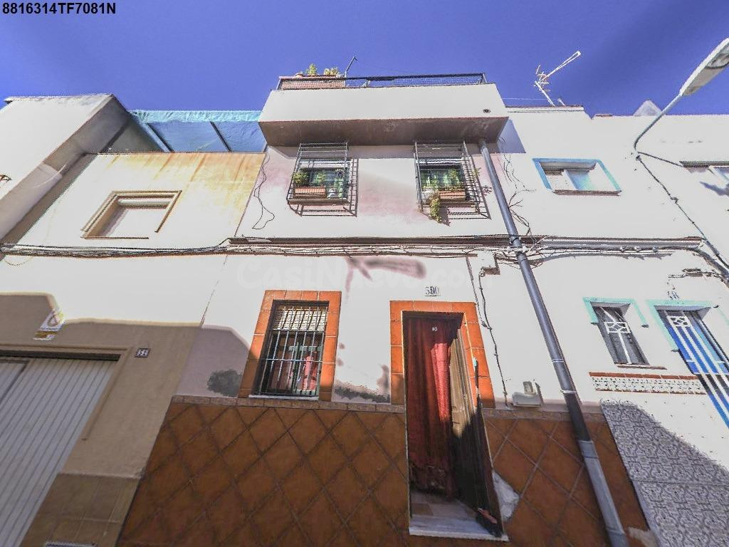 Se vende Casa Adosada OKUPADA en Calle Teruel 50 Algeciras, (Cádiz).