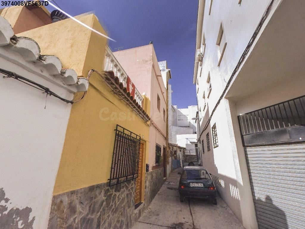 Se vende Casa Adosada OKUPADA en Calle Gracia 31 Motril, (Granada).