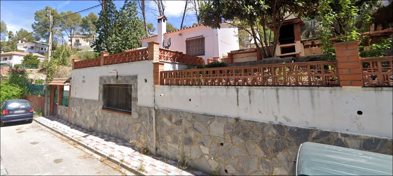 Se vende Casa OKUPADA en Calle Santiago Rusiol 59 Esparreguera, (Barcelona).