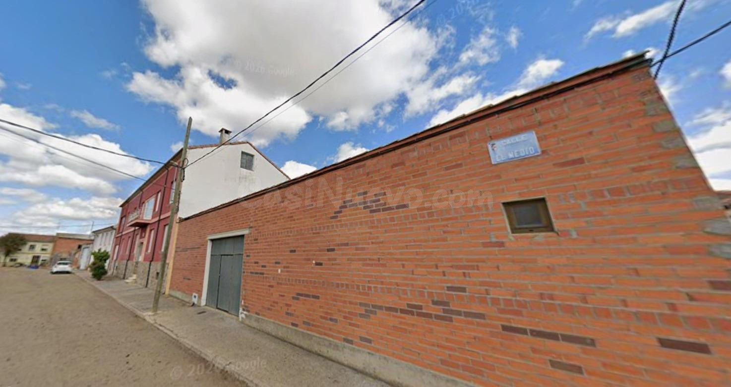 Se vende Casa Adosada OKUPADA en Calle Medio 1 Quintana del Marco, (León).