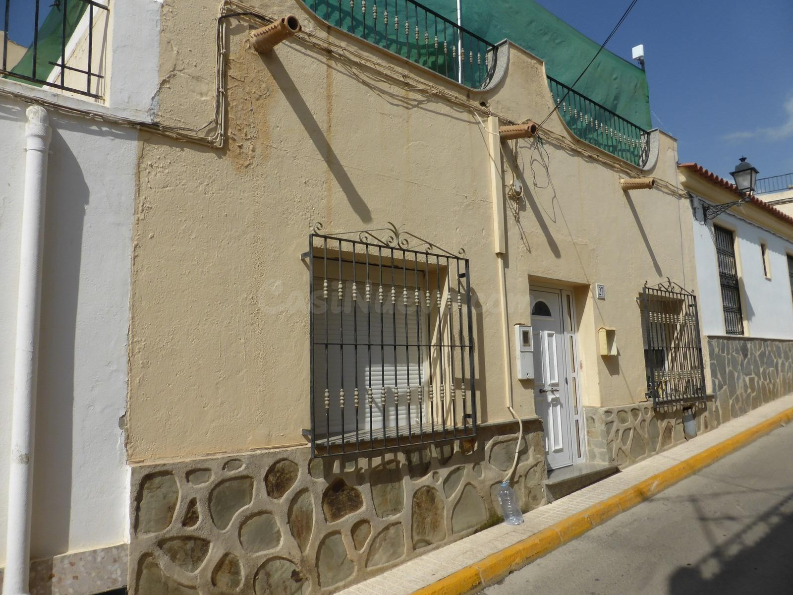 Se vende Casa ALQUILADA en Calle Nueva 27 Turre, (Almería).