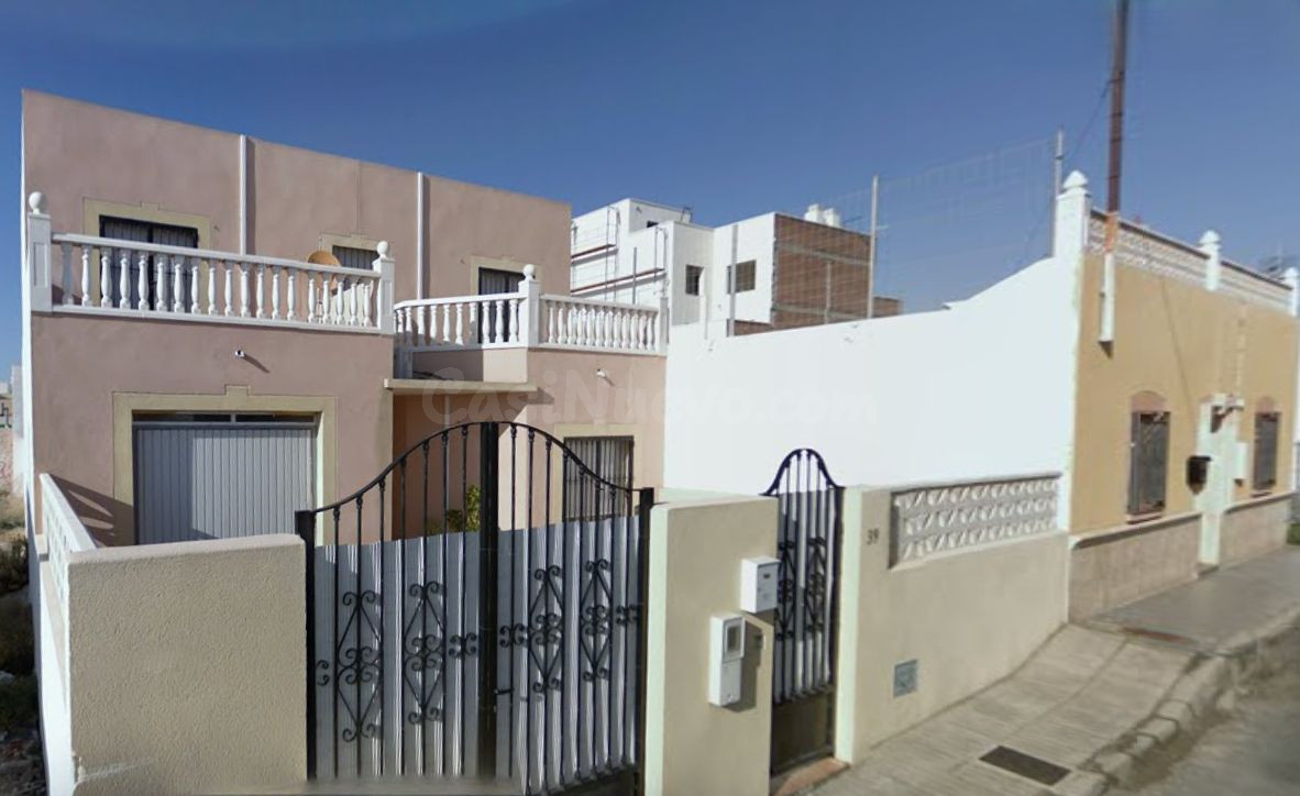 Se vende Casa ALQUILADA en Calle Gardenia 39 Almería, (Almería).