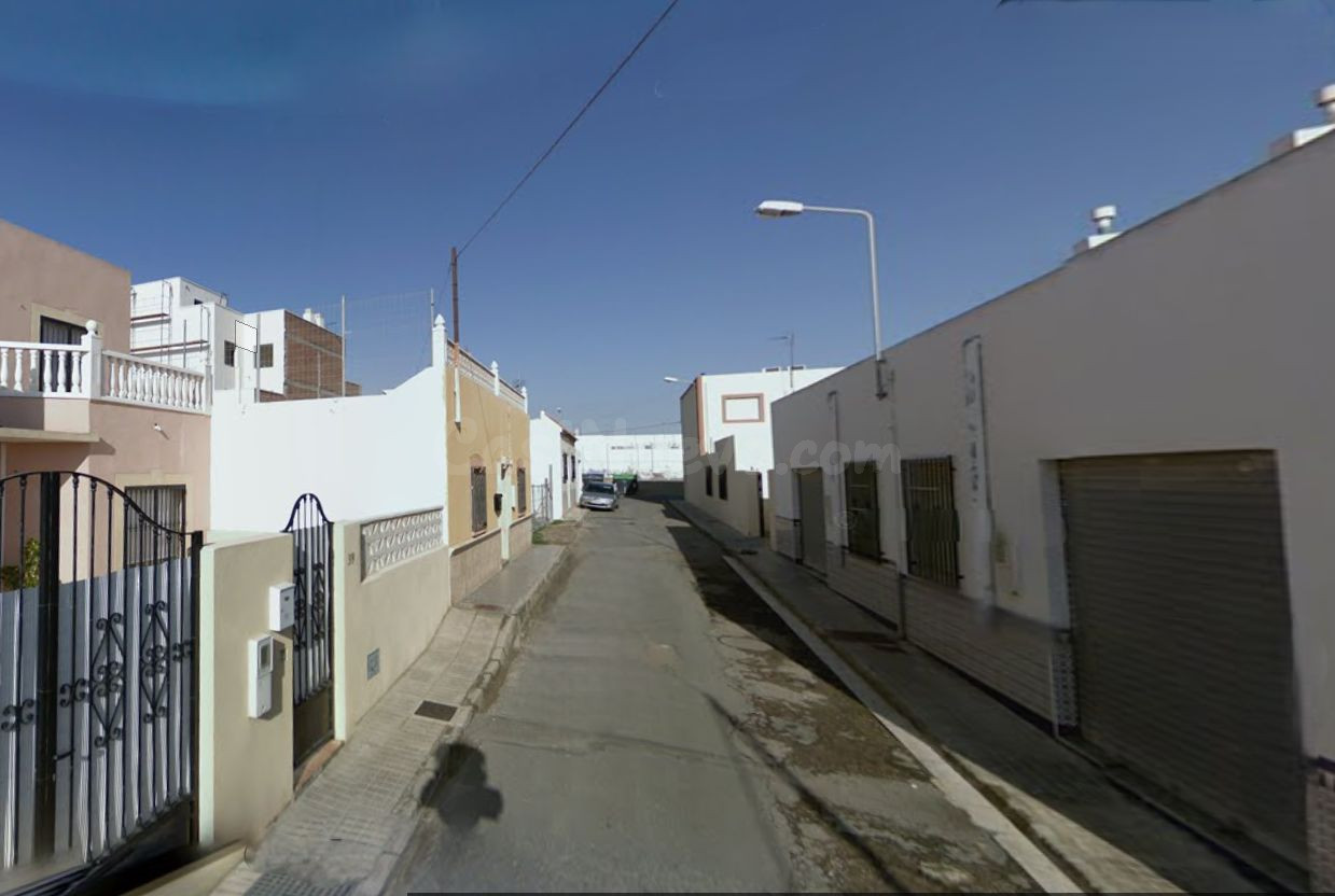 Se vende Casa ALQUILADA en Calle Gardenia 39 Almería, (Almer - foto 2
