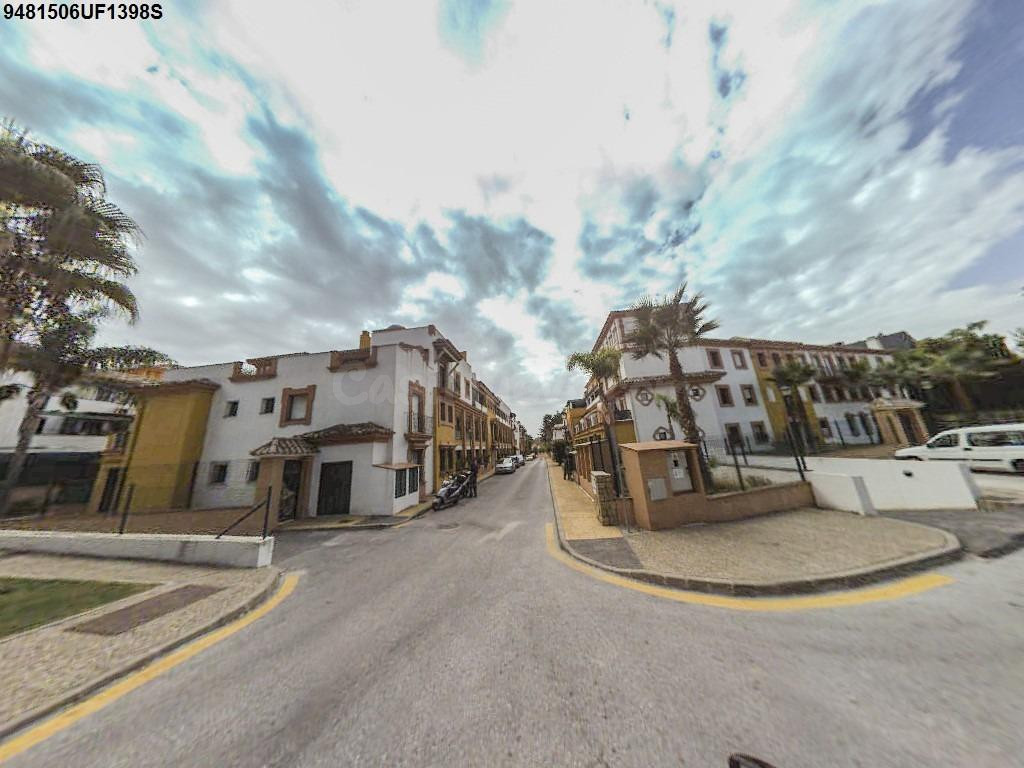 Se vende Piso ALQUILADO en Calle Veleta Estepona, (Málaga).
