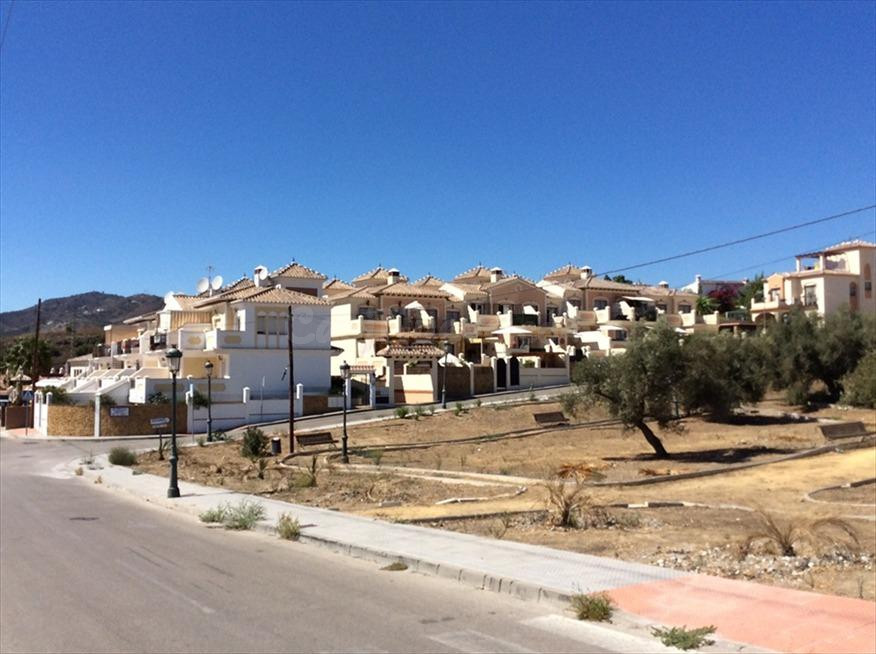 Se vende Casa ALQUILADA en Calle Pitagoras 21 Nerja, (Málaga