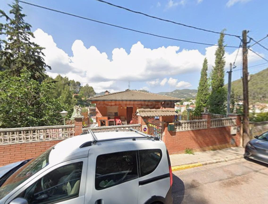 SE VENDE CASA OKUPADA en Calle Santiago Rusiñol Cervelló (Ba - foto 2