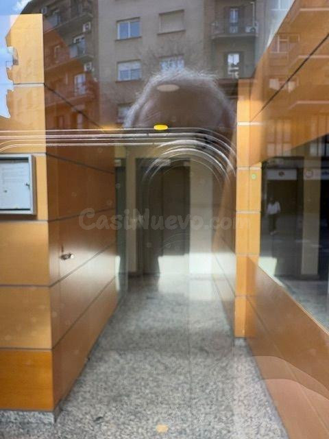 Se vende PISO OKUPADO + 2 garajes en Maragall de Barcelona,  - foto 3