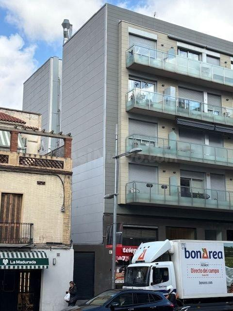 Se vende PISO OKUPADO + 2 garajes en Maragall de Barcelona,  - foto 4